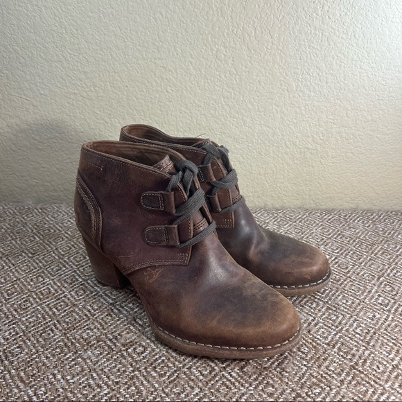 Clark Chelsea Lace up Brown Leather Healed Comfort Ankle Bootie Sz 9 Boho Grunge - Picture 1 of 9